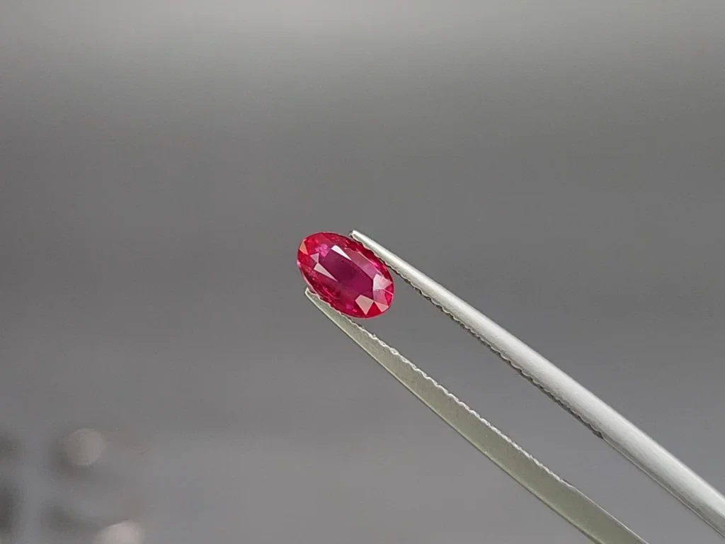 Rubis Pigeon blood non chauffé taille ovale 1,02 carat, Mozambique Image №3