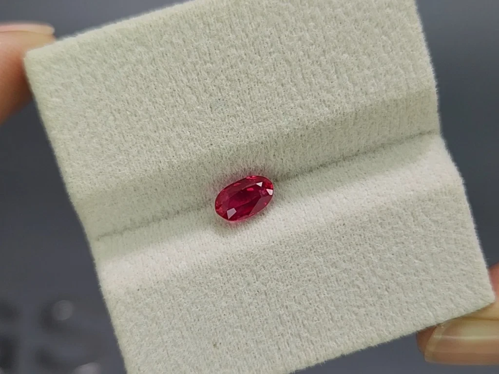 Rubis Pigeon blood non chauffé taille ovale 1,02 carat, Mozambique Image №4