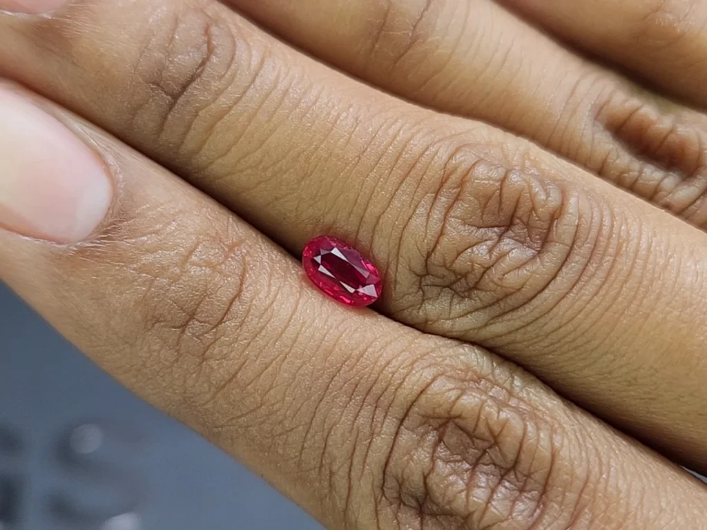 Rubis Pigeon blood non chauffé taille ovale 1,02 carat, Mozambique Image №2