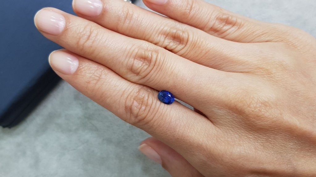 Royal blue sapphire in oval cut 0.94 ct, Sri Lanka Image №2