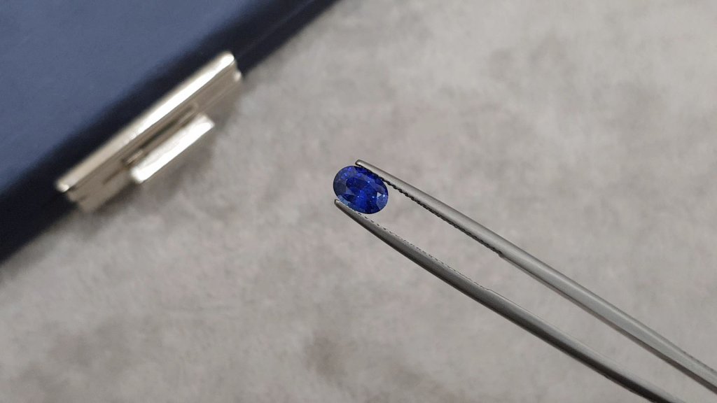 Royal blue sapphire in oval cut 0.94 ct, Sri Lanka Image №3