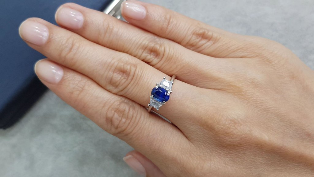 Royal blue sapphire in oval cut 0.94 ct, Sri Lanka Image №4