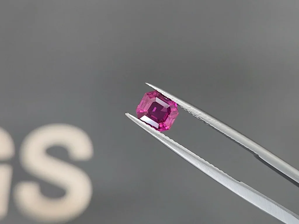 Unheated Vivid pink sapphire in octagon 1.02 carats, Sri Lanka   Image №3