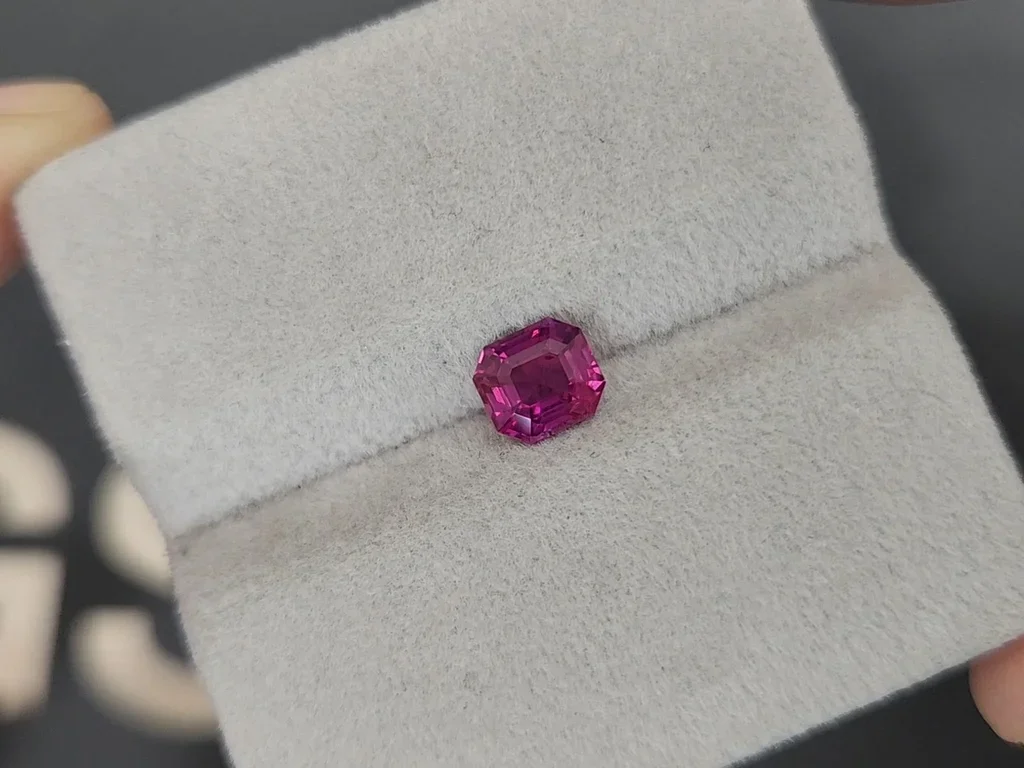 Unheated Vivid pink sapphire in octagon 1.02 carats, Sri Lanka   Image №4