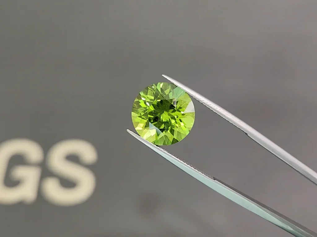 Green peridot round cut 9.23 carats, Pakistan Image №3