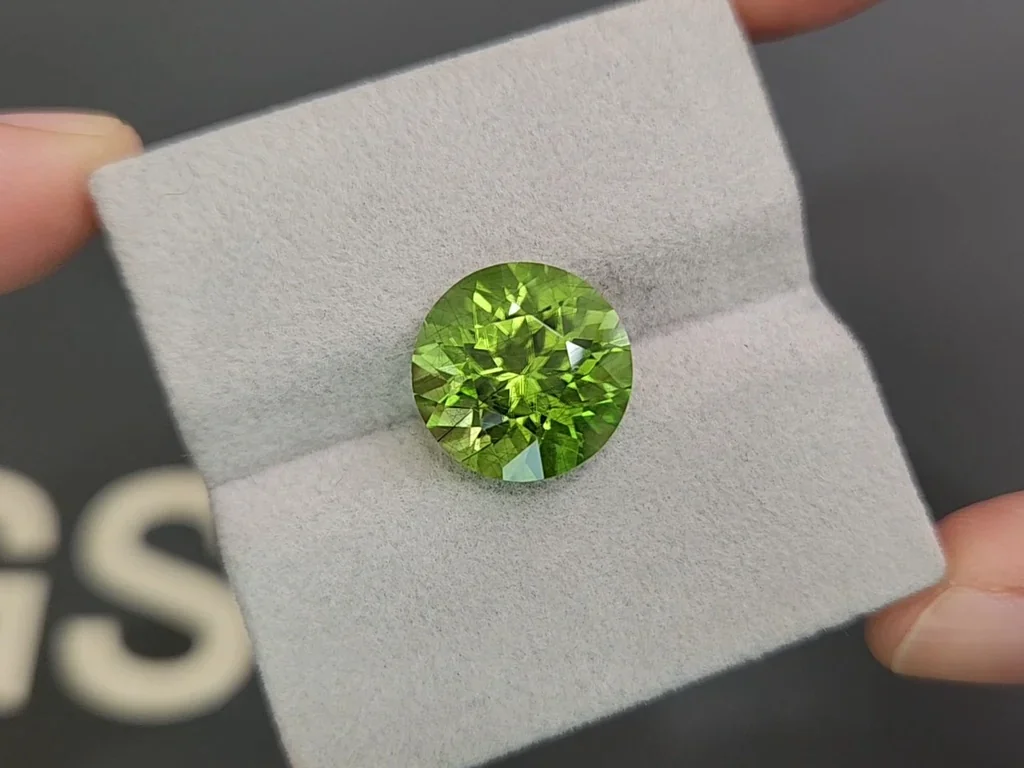 Green peridot round cut 9.23 carats, Pakistan Image №4