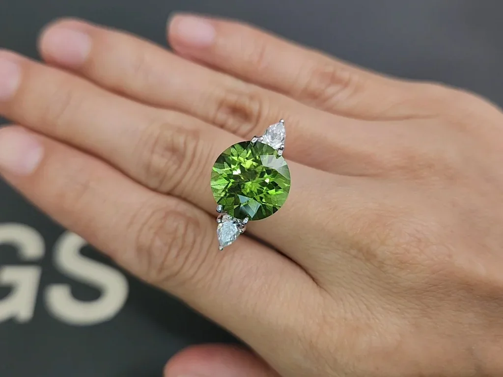 Green peridot round cut 9.23 carats, Pakistan Image №5