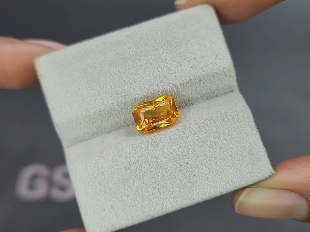 Un zafiro amarillo de talla radiante de 3,54 quilates, de Madagascar Image №4