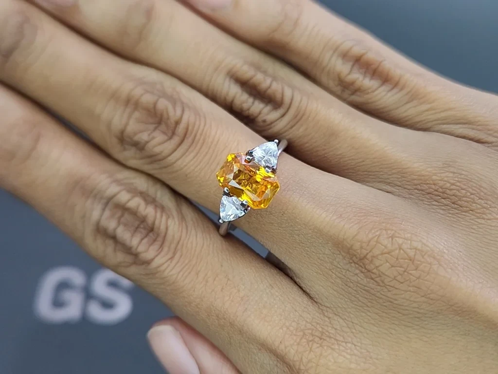 Un zafiro amarillo de talla radiante de 3,54 quilates, de Madagascar Image №5