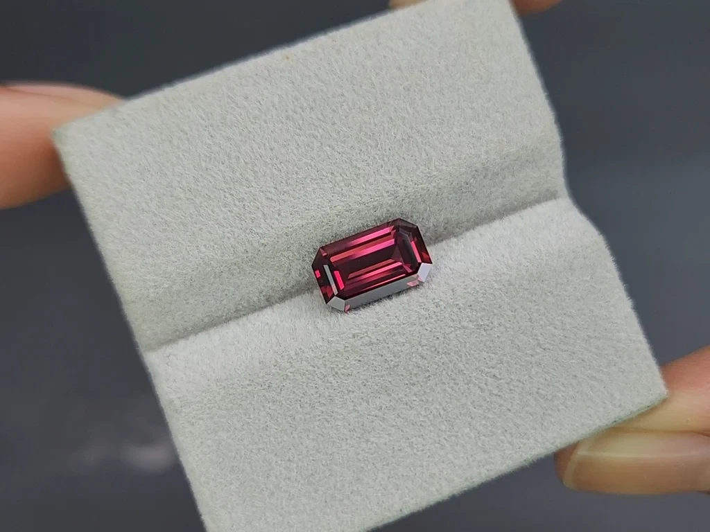Rhodolite garnet octagon cut 2.32 carats, Madagascar Image №4