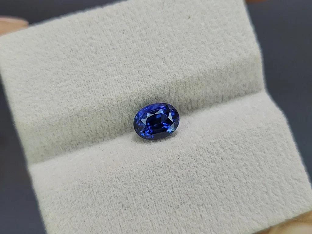 Unbehandelter blauer saphir im ovalschliff 1,61 karat, Sri Lanka Image №4