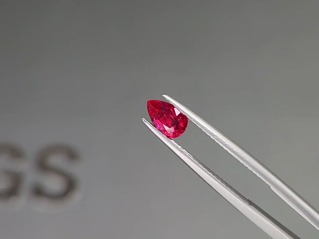 Rubis sang de pigeon non chauffé, taille poire, 1,01 carats, Mozambique  Image №3
