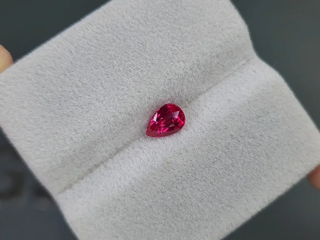 Rubis sang de pigeon non chauffé, taille poire, 1,01 carats, Mozambique  Image №4