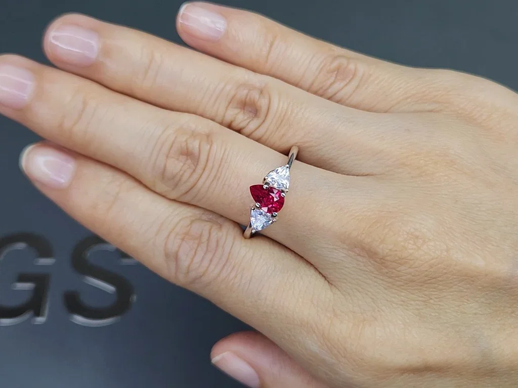 Rubis sang de pigeon non chauffé, taille poire, 1,01 carats, Mozambique  Image №5