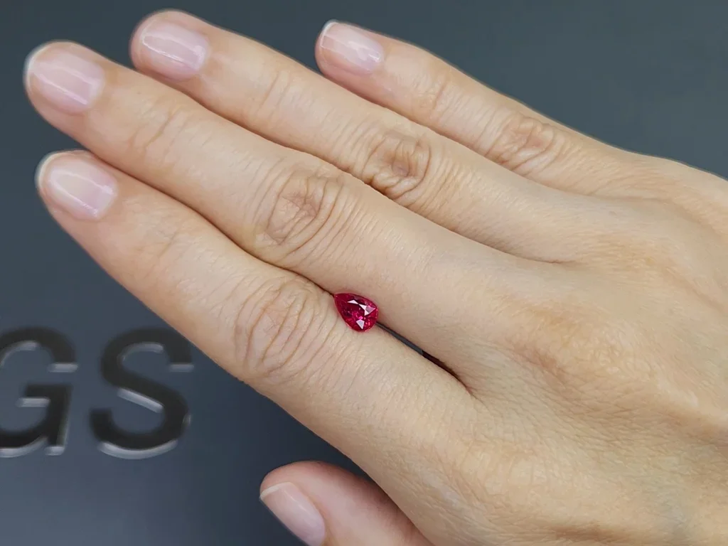 Rubis sang de pigeon non chauffé, taille poire, 1,01 carats, Mozambique  Image №2