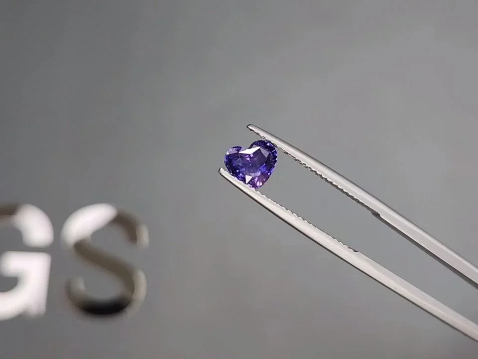 Zafiro violeta con efecto seda rutilo, talla corazón, 1,33 quilates, Sri Lanka Image №3