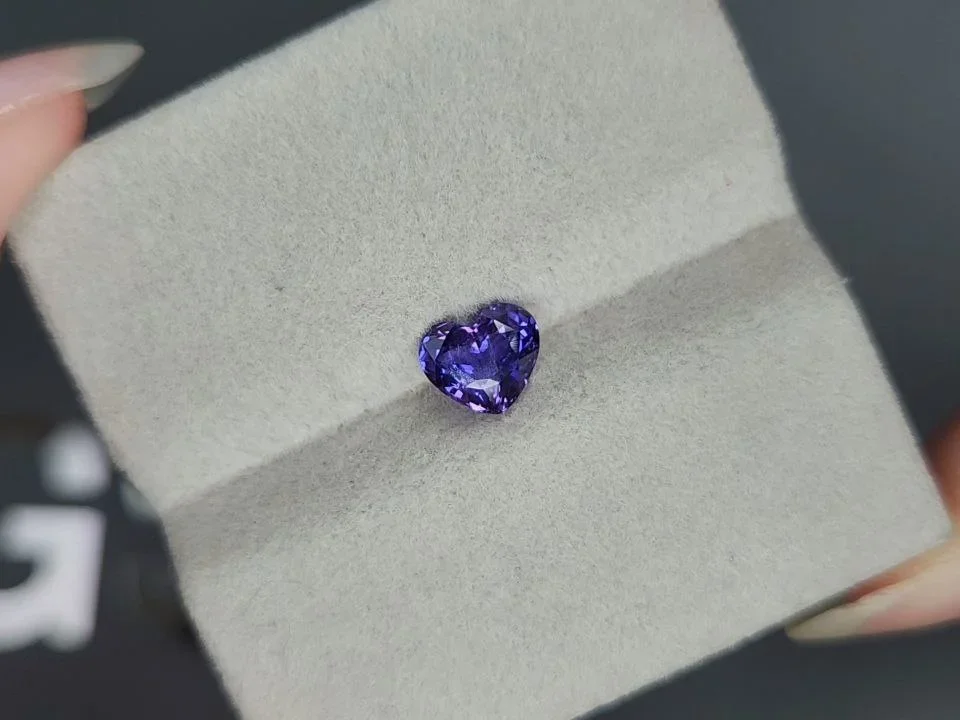Zafiro violeta con efecto seda rutilo, talla corazón, 1,33 quilates, Sri Lanka Image №4
