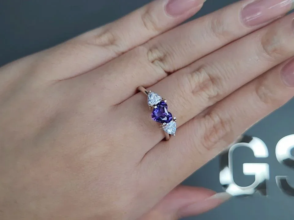 Zafiro violeta con efecto seda rutilo, talla corazón, 1,33 quilates, Sri Lanka Image №5