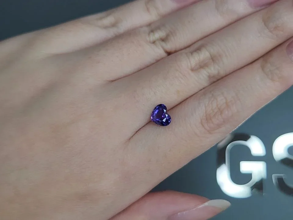 Zafiro violeta con efecto seda rutilo, talla corazón, 1,33 quilates, Sri Lanka Image №2