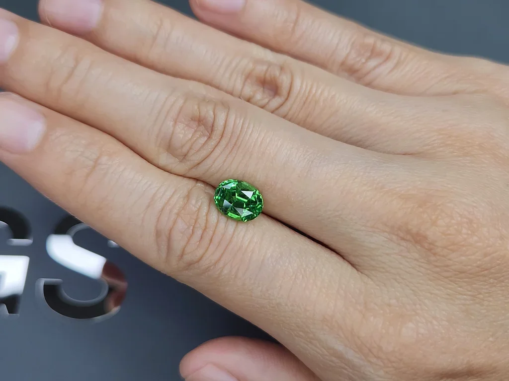 Granate tsavorita Verde intenso talla ovalada 2,22 quilates, Tanzania Image №2
