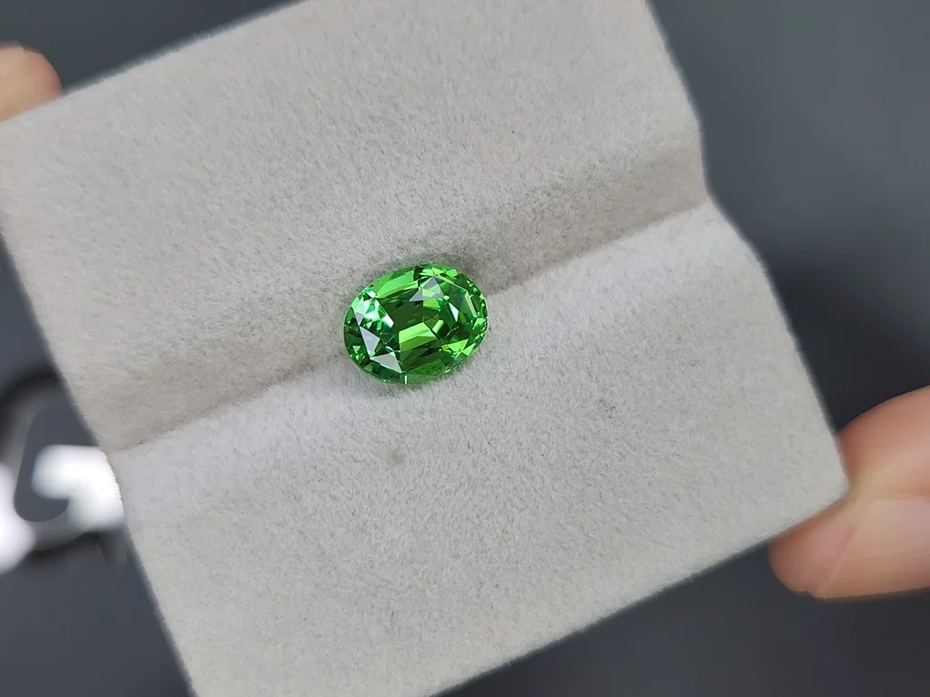 Granate tsavorita Verde intenso talla ovalada 2,22 quilates, Tanzania Image №4