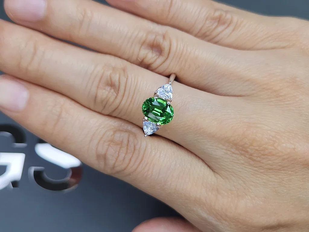 Granate tsavorita Verde intenso talla ovalada 2,22 quilates, Tanzania Image №5
