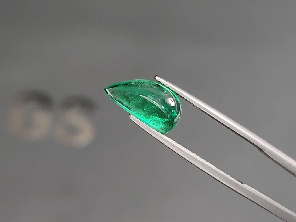 Cabujón de esmeralda de talla elegante de 2,62 quilates, Rusia Image №3