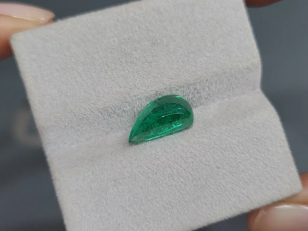 Cabujón de esmeralda de talla elegante de 2,62 quilates, Rusia Image №4