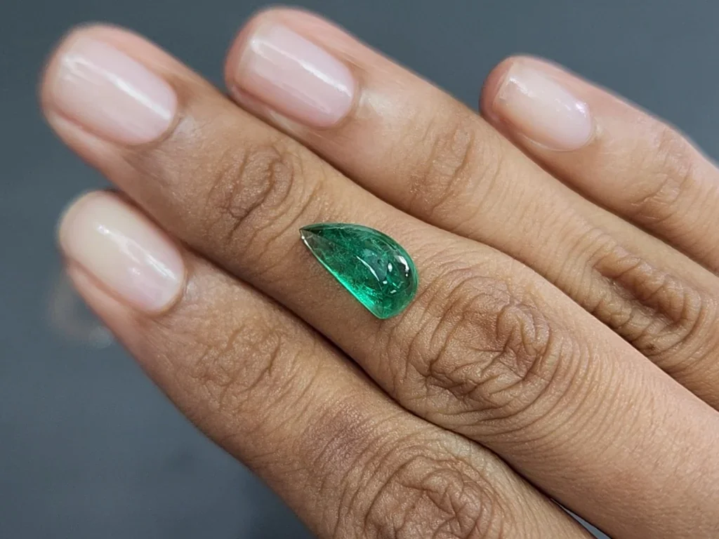 Cabujón de esmeralda de talla elegante de 2,62 quilates, Rusia Image №2