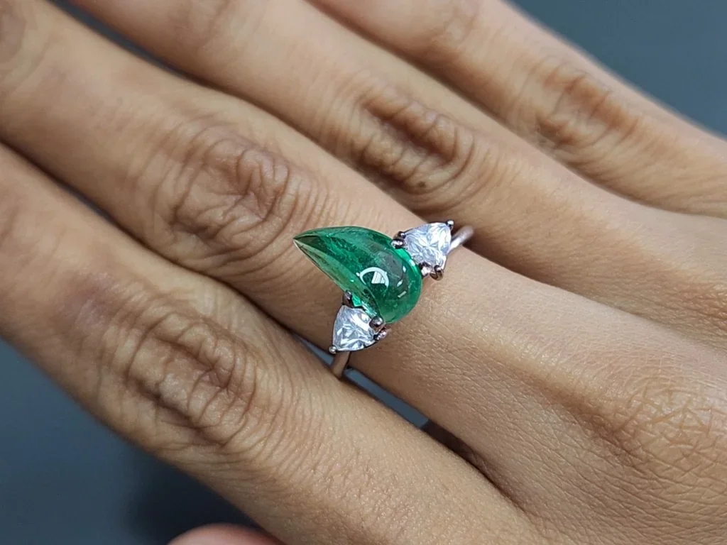 Cabujón de esmeralda de talla elegante de 2,62 quilates, Rusia Image №5