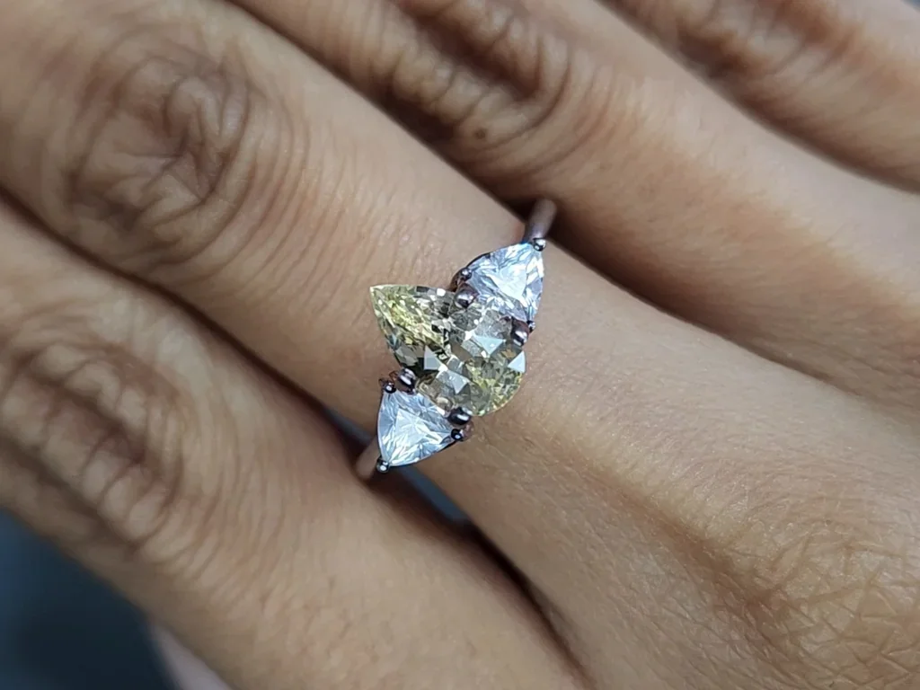 Unbeheizter gelber saphir im birnenschliff 2,01 carats, Sri Lanka Image №5