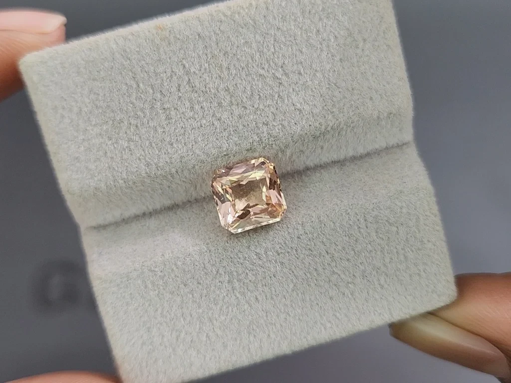 Un saphir pêche taille radiant de 2,51 carats, de Madagascar Image №4