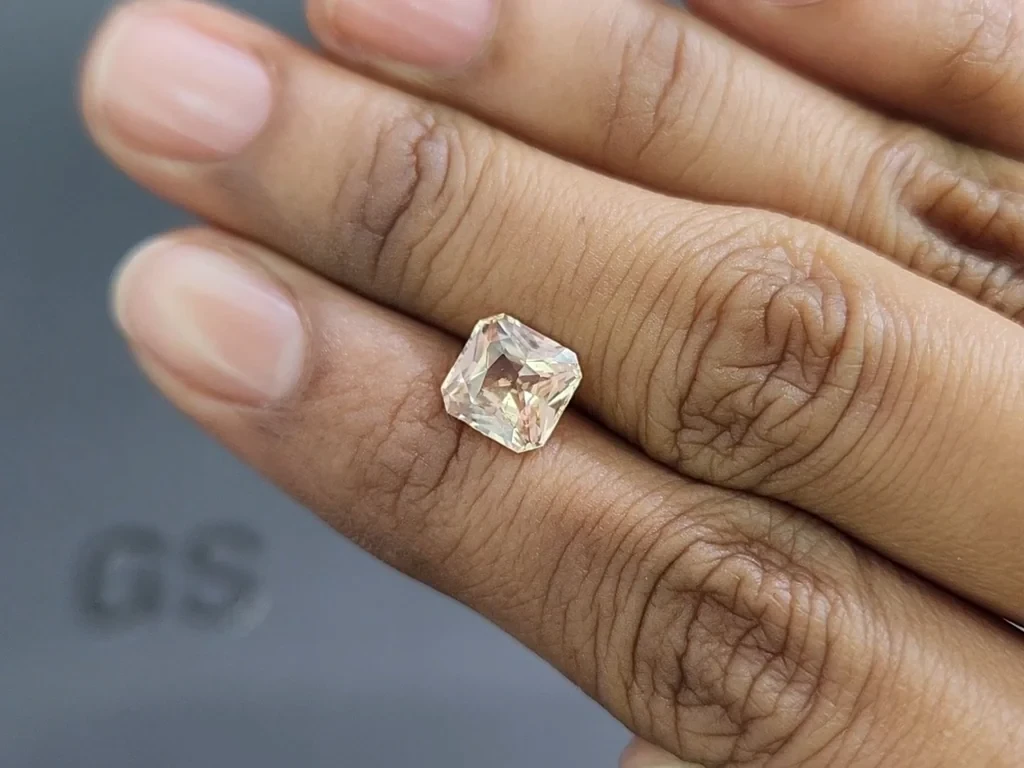 Un saphir pêche taille radiant de 2,51 carats, de Madagascar Image №2