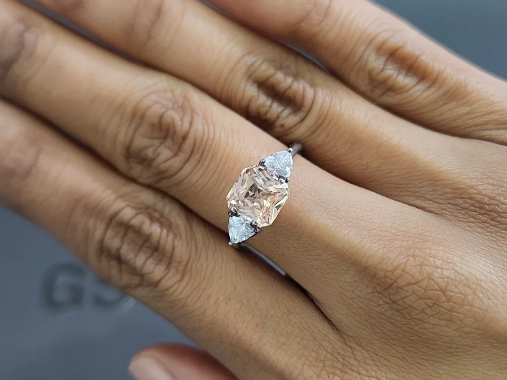 Un saphir pêche taille radiant de 2,51 carats, de Madagascar Image №5