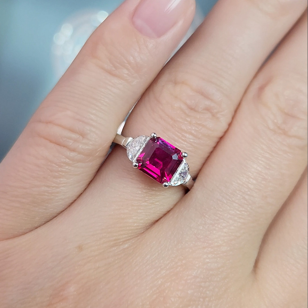 Bague en or blanc 18 carats sertie d'un rubis sang de pigeon de 2,02 carats et de diamants. Image №3