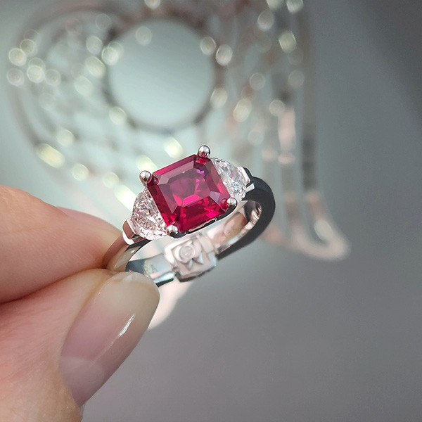 Bague en or blanc 18 carats sertie d'un rubis sang de pigeon de 2,02 carats et de diamants. Image №2