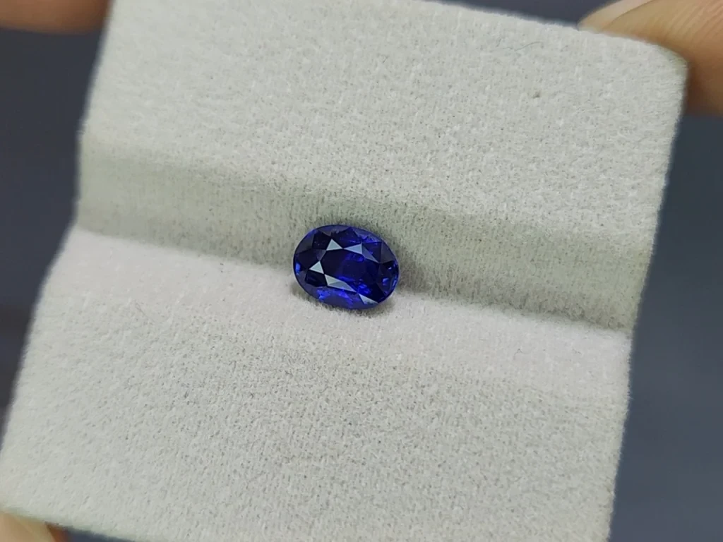 Sapphire Royal Blue oval cut 1.52 carats, Sri Lanka Image №4