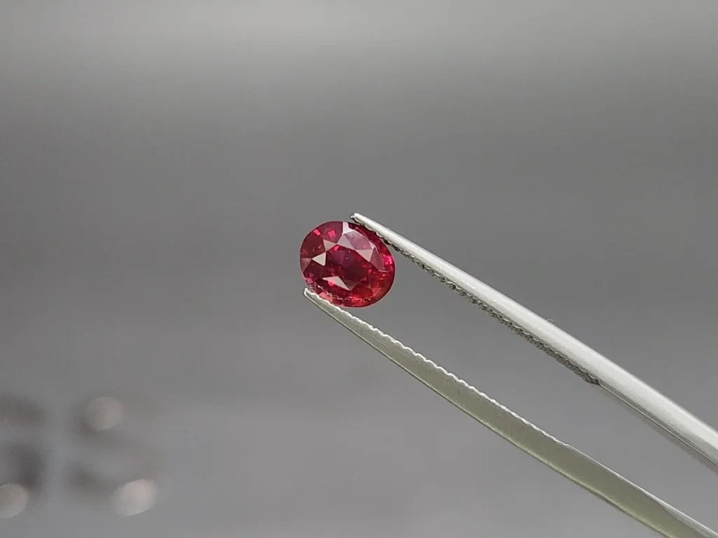Rubis non chauffé taille ovale 1,18 carat, Mozambique Image №3