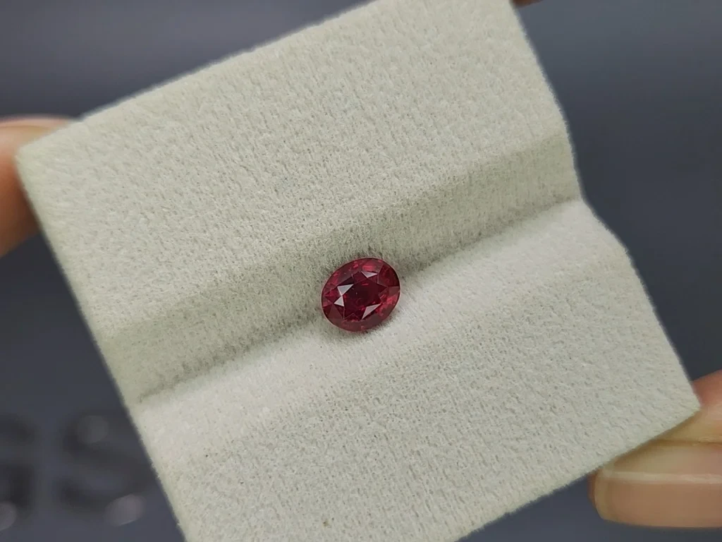Rubis non chauffé taille ovale 1,18 carat, Mozambique Image №4