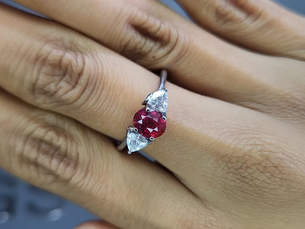 Rubis non chauffé taille ovale 1,18 carat, Mozambique Image №5