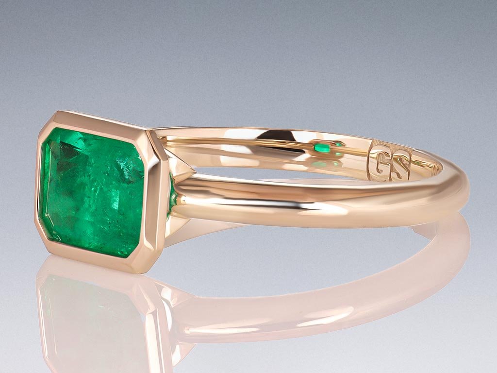 Ring with emerald 1.28 carats in 18K yellow gold  Image №3