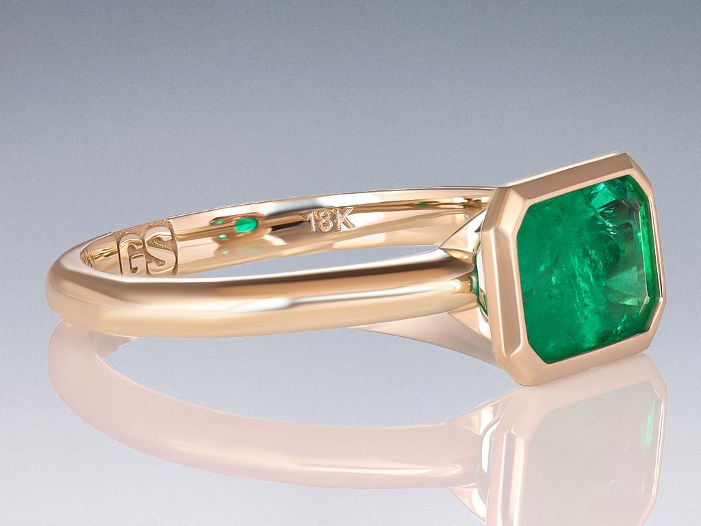 Ring with emerald 1.28 carats in 18K yellow gold  Image №2