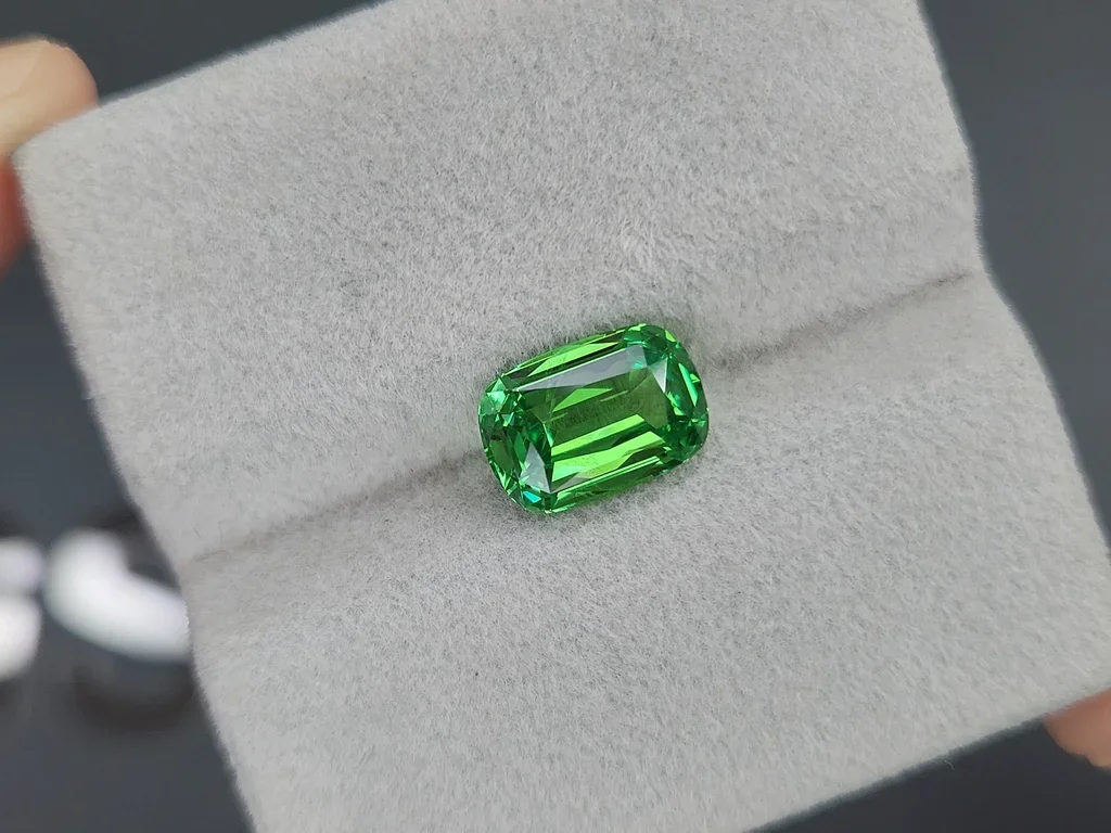 Granate tsavorita Verde intenso talla cojín 3,26 quilates, Tanzania  Image №4