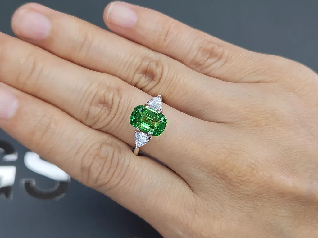 Granate tsavorita Verde intenso talla cojín 3,26 quilates, Tanzania  Image №5