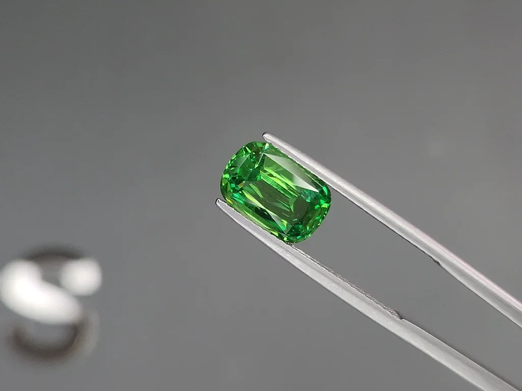 Granate tsavorita Verde intenso talla cojín 3,26 quilates, Tanzania  Image №3