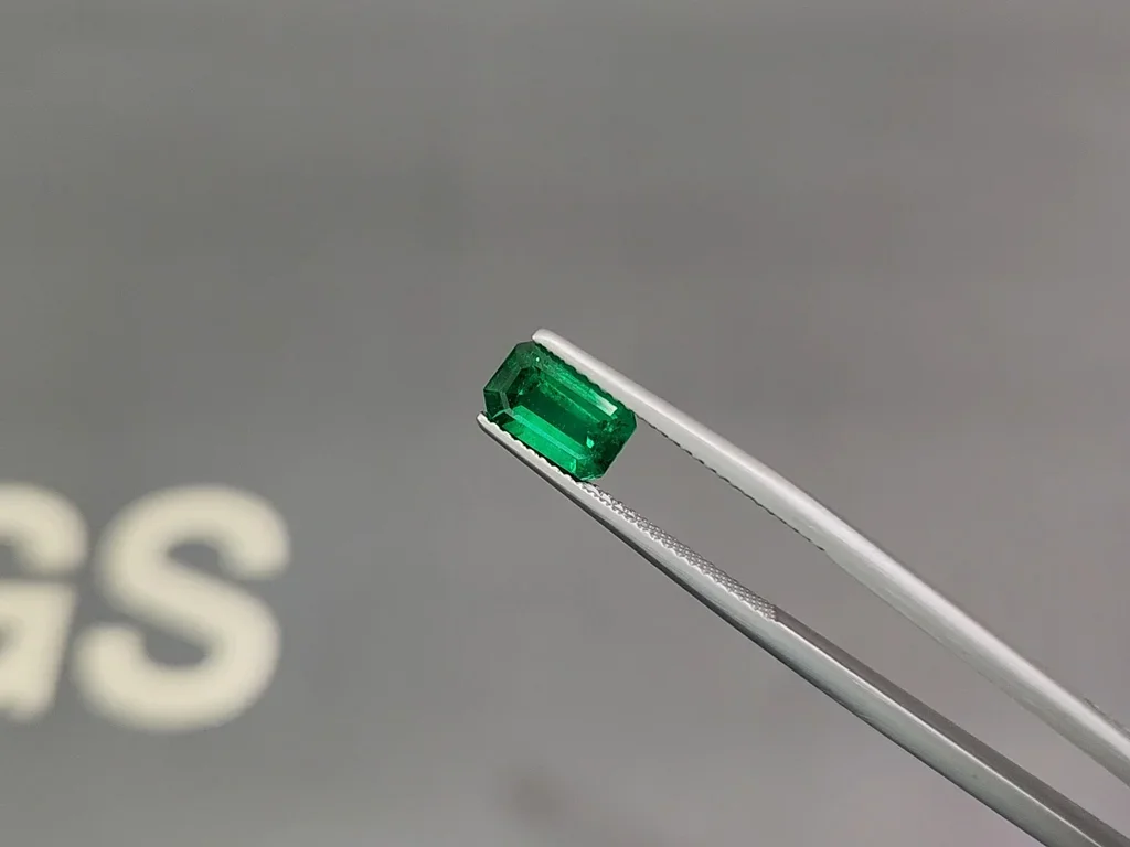 Émeraude taille octogonale vert vif 1,85 carat, Pakistan Image №3