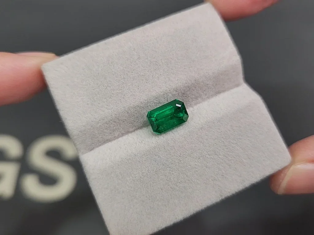 Émeraude taille octogonale vert vif 1,85 carat, Pakistan Image №4
