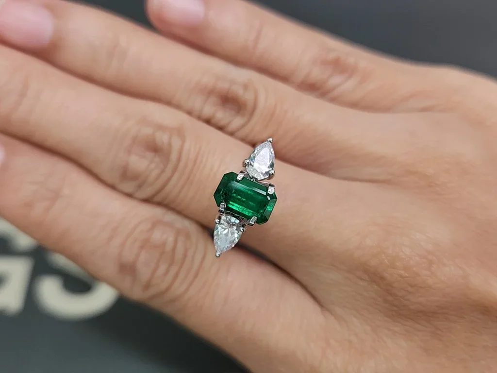 Émeraude taille octogonale vert vif 1,85 carat, Pakistan Image №5