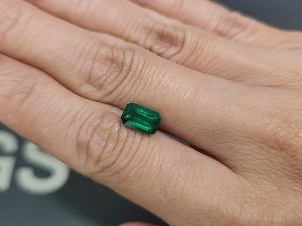 Émeraude taille octogonale vert vif 1,85 carat, Pakistan Image №2