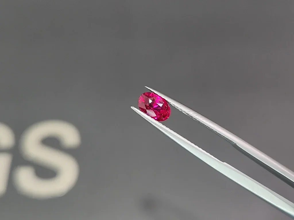 Unbeheizter intensiv roter rubin im ovalschliff 1,08 karats, Mosambik  Image №3